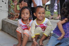 19+ Specials: Freiwilligeneinsätze für junge Erwachsene : Kambodscha Zwei Vorschulkinder in unserer Partnervorschule in Phnom Penh lachen für ein Foto in die Kamera.