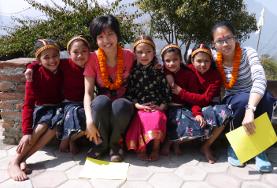 19+ Specials: Freiwilligeneinsätze für junge Erwachsene : Nepal Die Kinder und einheimischen Betreuerinnen in einer Kindertagesstätte in Nepal haben sich für einen traditionellen Feiertag mit Blumenkronen geschmückt.