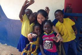 19+ Specials: Freiwilligeneinsätze für junge Erwachsene : Ghana Eine Freiwillige beim spielen mit Kindern in einem Kindergarten in Cape Coast, wo sie ihren Freiwilligendienst in sozialer Arbeit leistet.