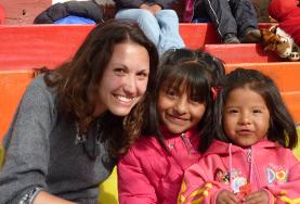 19+ Specials: Freiwilligeneinsätze für junge Erwachsene : Peru Eine Freiwillige während ihres Sozialarbeits - Projektes mit zwei Mädchen im Kindergarten in Cusco.