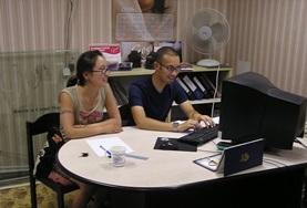 Praktikum im Ausland - die Mongolei : Wirtschaftspraktikum Ein Freiwilliger wird in seinem Wirtschaftspraktikum von einer Mitarbeiterin in die Arbeitsbereiche einer Cashmere - Fabrik in Ulan Bator eingeführt.