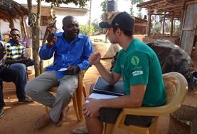 Projekte in Afrika - Togo : Praktikum bei einer NGO Ein lokaler Farmer bespricht Details mit einem Freiwilligen, der eine Community Work - NGO Ghanas vertritt.