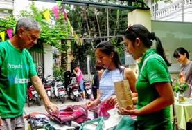 Projekte in Südostasien - Vietnam : Wirtschaftspraktikum Zwei Freiwillige schlendern über den Kunstgewerbemarkt im Dorf Mai Chau, wo sie ihr Wirtschaftspraktikum absolvieren.