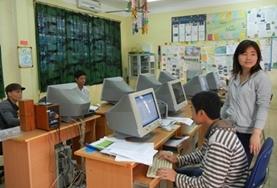 Projekte in Südostasien - Vietnam : Praktikum bei einer NGO Im Büro einer Partner - NGO in Hanoi recherchieren unsere Freiwilligen für Dossiers und Fachbeiträge.