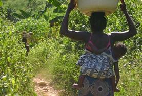 Projekte in Afrika - Ghana : Mikrofinazierung James, einer unserer Partner in der Leprasiedlung am Rand von Cape Coast, zeigt zwei Freiwilligen des Microfinance - Projekts selbstgemalte Kunstwerke in seinem eigenen Laden.