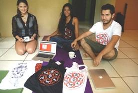 Projekte in Mittelamerika - Costa Rica : Wirtschaft Zwei Freiwillige beim Besuch einer Geschäftspartnerin im Wirtschaftspraktikum in Costa Rica, die ihre Produktpalette vorstellt.