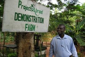 Community Work - Projekte : Ghana Unser Mitarbeiter im Farming - Projekt vor dem Eingang unserer Schulfarm, in dem du dein Farming - Projekt in Ghana absolvieren wirst.