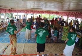 Freiwilligenarbeit im Ausland - Samoa : Community work Auf einem Dorffest im Gemeindezentrum tanzen unsere Freiwilligen zusammen mit den Einheimischen und genießen das gesellige Beieinander.