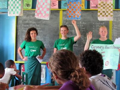 Infoveranstaltung an einer Schule im Rahmen des Ernährungs – Projekts Freiwillige bringen Schulkindern die Funktion des Herz-Kreislauf-Systems bei
