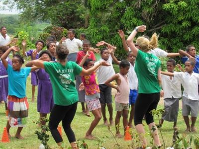 Unsere Freiwilligen geben einen Zumba – Kurs für Schüler der Vunayasi District School Gib Tipps zu gesunder Lebensweise und Sport im Ernährungs – Projekt auf den Fidschi - Inseln