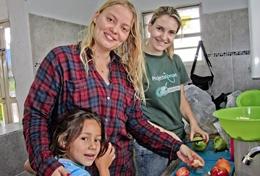Projekte in Südamerika - Bolivien : Ernährungs - Projekt Gemeinsam kochen unsere Freiwilligen im Ernährungs - Projekt zusammen mit einem Mädchen im Pflegezentrum für fehlernährte Kinder in Bolivien.