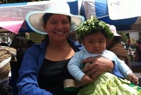 Ernährungs – Projekt im Ausland : Peru Kinder in einem Dorf in der Nähe von Cusco warten auf ihre Mütter, die in einem Ernährungs - Workshop von unseren Freiwilligen über gesunde und ausgewogene Ernährung geschult werden.
