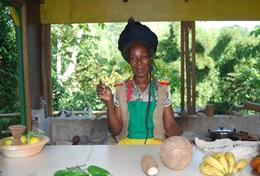 Projects Abroad Generation 50+ Specials : Jamaika Eine Dorfbewohnerin des Rastafari - Dorfs auf Jamaika bereitet ein gesundes Essen für unsere Freiwilligen und die Gemeinde vor.