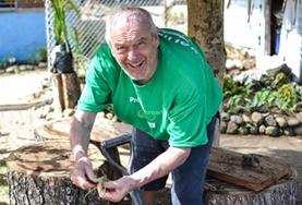 Projects Abroad Generation 50+ Specials : Fidschi - Inseln Ein Teilnehmer im 50+ Freiwilligeneinsatz hilft in der Baumschule für Mangroven in Viti Levu, unserem Projektstandort auf den Fidschi - Inseln.