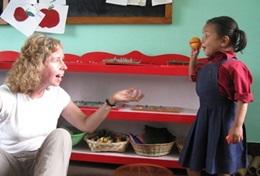 Projects Abroad Generation 50+ Specials : Nepal Freiwillige mit einem Kind in einer Kindertagesstätte in Kathmandu, wo unser 50+ Special Sozialarbeit in Nepal stattfindet.