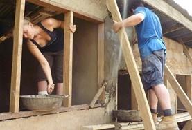 Freiwilligenarbeit Hausbau im Ausland : Ghana Im Hausbau - Projekt in Ghana setzen zwei Freiwillige die Rahmen für Fenster in einem neu errichteten Klassenraum.