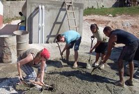 Projekt in der Karibik - Jamaika : Hausbau - Projekt Zusammen bauen Hausbau -Freiwillige den Rahmen für ein neues Klettergerüst im Schulhof der Christiana Leased Primary School in Jamaika auf.