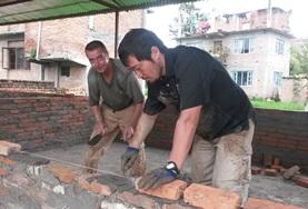 Freiwilligenarbeit Hausbau im Ausland : Nepal Durch Teamwork zweier Freiwilliger entsteht die Ziegelwand eines neuen Klassenzimmers in unserem Hausbau - Projekt in Nepal.