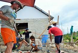 Freiwilligendienst im Ausland - Philippinen : Hausbau - Projekt In San Remigo heben Freiwillige einen Graben aus, um ein Haus an die Kanalisation und fließend Wasser anzuschließen.