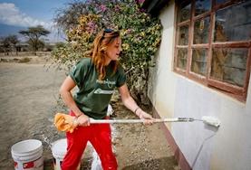 Projekte in Afrika - Tansania : Hausbau - Projekt Unser Freiwillige ist mit Malerarbeiten an einem Gebäude der Massaischule in der Nähe von Arusha in Tansania beschäftigt.
