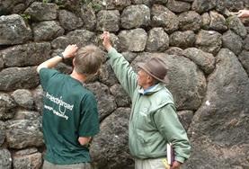 Projekte in Lateinamerika - Peru : Inka & Wari Archäologie Von einem Experten lernt dieser Freiwillige eine Technik, mit der er alte Gemäuer im Inka und Wari-Archäologie-Projekt freilegen kann.