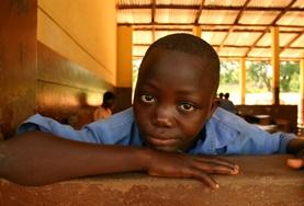 Projekte in Afrika - Ghana : Computer - Projekt In Schulen in Akuapem Hills kannst du im Rahmen eines Freiwilligendienstes IT unterrichten, zum Beispiel in der Klasse dieses Schülers hier.