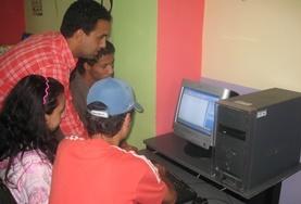 Computer - Projekte weltweit : Marokko Wie man Recherchen am Computer richtig anstellt, kannst du deinen Schüler/innen mit deiner Freiwilligenarbeit im IT-Projekt erklären.
