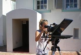 Projekt in der Karibik - Jamaika : Journalismus Vor dem Gebäude der Northern Caribbean University (NCU) macht eine Freiwillige des Journalismus - Praktikums Kameratests, bevor sie zu Dreharbeiten für eine Reportage aufbricht.
