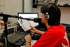 Projekte in Lateinamerika - Argentinien : Journalismus Ein Mitarbeiter spricht in unserer Partnerradiostation