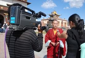 Praktikum im Ausland - die Mongolei : Journalismus Zusammen mit einem Kamerateam interviewt unsere Redaktionspraktikantin einen Mönch in Ulan Bator.
