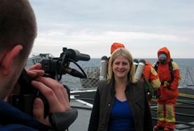 Projekte in Afrika - Ghana : Journalismus Ein Freiwilliger zusammen mit einer Journalistin im Aufnahmestudio bei einem Sender in Accra, wo unser Journalismus - Praktikum stattfindet.