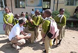 Projekte in Afrika - Tansania : Journalismus Ein Freiwilliger im Journalismus - Praktikum lernt eine Gruppe von Grundschulkindern in Arusha kennen.