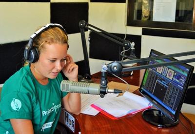 Projects Abroad Radiopraktikantin an ihrem Arbeitsplatz auf den Philippinen Journalismuspraktikantin beim Radio auf den Philippinen, Asia