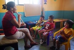 Projekte in Ecuador: Galapagos - Inseln : Tanz, Theater, Kunst undMusik Musikunterricht in Ecuador: unsere Freiwillige unterrichtet eine Blockflötenklasse in einer Grundschule.
