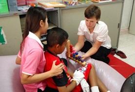 Ergotherapie – Praktikum im Ausland : Kambodscha Eine Freiwillige bei der ergotherapeutischen Arbeit in einem Pflegezentrum für behinderte Kinder in Phon Penh.