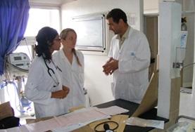 Ergotherapie – Praktikum im Ausland : Marokko Das Fachpersonal in einer Klinik in Marokko bespricht den Dienstplan mit einer Freiwilligen im Ergotherapie - Praktikum.