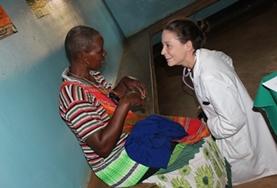 Projekte in Afrika - Tansania : Ergotherapie - Praktikum Unsere Freiwillige im Ergotherapie - Praktikum in Tansania stellt sich einem Patienten vor.