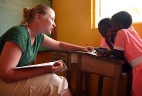 Projekte in Afrika - Ghana : Logopädie - Praktikum Eine Freiwillige führt im Logopädie - Praktikum in Ghana mit zwei Schülerinnen Sprechübungen durch.