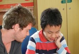 Projekte in Südostasien - Vietnam : Logopädie - Praktikum Ein Freiwilliger übt mit einem jungen Patienten die Aussprache verschiedener Vokale im Logopädie - Praktikum in Vietnam.