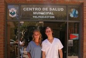 Projekte in Lateinamerika - Argentinien : Medizin - Praktikum Eine Freiwillige erlernt in einem Workshop das Nähen von Wunden mit Operationsbesteck im Medizin - Praktikum in Argentinien.