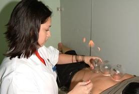 Projekte in Asien - China : Medizin - Praktikum Das Schröpfen ist eine klassische Behandlungsmethode der traditionellen Chinesischen Medizin (TCM), in die du als Praktikant/in im Medizin - Praktikum in China einen Einblick erhältst.