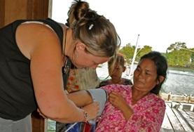 Medizin - Praktikum im Ausland : Kambodscha In einer Klinik in Phnom Penh misst unsere Medizin - Praktikantin den Blutdruck einer Patienten während einer Vorsorgeuntersuchung.