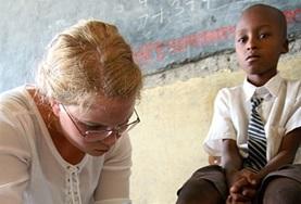 Freiwilligendienst in Afrika - Kenia : Medizin - Praktikum Dieser Junge bekommt während eines Medical Outreach -Tags in einer Dorfschule die Platzwunde an seinem Knie von einer Freiwilligen im Medizin - Praktikum verbunden.