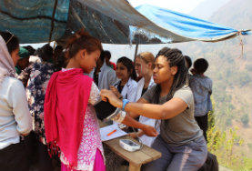 Projekte in Asien - Nepal : Medizin - Praktikum Freiwillige im Medizin - Praktikum nehmen Gesundheitsdaten wie Blutdruck und Gewicht während eines Medical Outreaches im ländlichen Nepal auf.