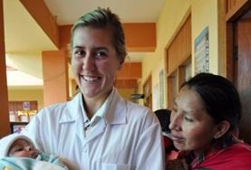 Projekte in Lateinamerika - Peru : Medizin - Praktikum Als Freiwillige im Medizin - Praktikum in Peru versorgt diese junge Frau eine Wunde an der Hand eines kleinen Jungen.