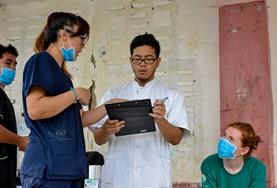 Freiwilligendienst im Ausland - Philippinen : Medizin - Praktikum Eine Freiwillige lauscht im Medizin-Praktikum auf den Philippinen einem Gespräch des Fachpersonals.