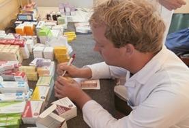 Projekte in Osteuropa - Rumänien : Medizin - Praktikum Eine Freiwillige macht Notizen während der Visite in einer Familien - Praxis in Rumänien, wo unser Medizin - Praktikum stattfindet.