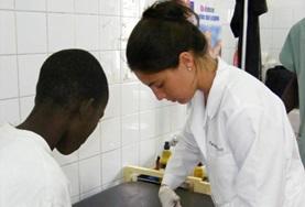 Projekte in Afrika - Senegal : Medizin - Praktikum Freiwillige verbindet einem Patienten im Senegal eine Wunde in ihrem Medizin - Praktikum mit Projects Abroad.