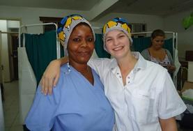 Projekte in Afrika - Tansania : Medizin - Praktikum Eine Freiwillige zusammen mit der Oberschwester in einer Klinik in Arusha, wo unser Krankenpflegepraktikum und Medizin - Praktikum in Tansania stattfinden.