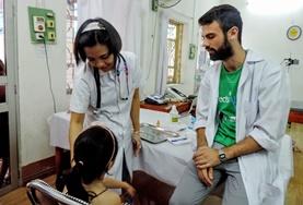 Projekte in Südostasien - Vietnam : Medizin - Praktikum Während der Behandlung eines Kindes beobachtet unser Freiwilliger im Medizin - Praktikum die Methode der leitenden Ärztin.